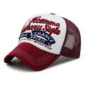 Rot-weiße bestickte Trucker-Kappe mit atmungsaktivem Mesh-Rücken und 3D-Buchstaben - 56-60cm (Verstellbar) / CHANCE Stil / Burgunderrot