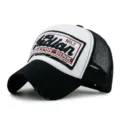 Schwarz-weiße Trucker-Kappe mit 'The Indian'-Stickerei und atmungsaktivem Mesh-Rücken - 56-60cm (Verstellbar) / Stil NO.7 / Schwarz