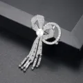 Funkelnde silberne Schleifenbrosche mit Zirkonia-Mikropflaster und Perlenquasten - Schleife Quaste Stil (X17102697)