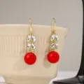 Elegante Ancora rote Ohrhänger mit funkelnden Blattkristallen und runden Perlen. - Haken-Stil (E3711) / Gold Rot