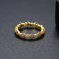 Anillo elegante chapado en oro con flores de circón rosa y cristales amarillos - Talla 7 / Estilo Dorado (R20030712-K)