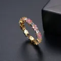 Elegante anillo bañado en oro con flores de circonita rosa y piedras baguette blancas. - Talla 7 / Estilo Dorado (R20030921-18K)