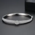 Exquisito brazalete de cobre plateado con pavé completo de circonitas cúbicas - Plateado