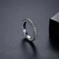 Anillo eternity elegante con micro-pavé de circonitas en acabado de plata para mujer moda - Talla 7 / Plateado