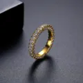 Elegante anillo de eternidad chapado en oro con cristales de circonita cúbica brillantes - Talla 9 / Dorado