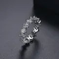 Anillo de eternidad plateado con circonitas cúbicas alternas de talla baguette y redonda - Talla 7 / Oro blanco