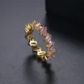 Elegante anillo de latón dorado con circonitas rosas brillantes en estilo eternity - Talla 7 / Chapado en oro 18K