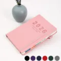 Agenda 2026 rose avec une couverture à texture côtelée et une fermeture élastique - A5 Version 2027 / Rose
