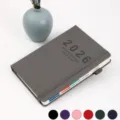 Agenda 2026 en anglais avec texture verticale et bande élastique grise chic - A5 Version 2027 / Gris