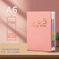 Carnet d'agenda quotidien A6 rose avec 400 pages et onglets mensuels 2027 pour gérer le temps - Taille A6 / Rose