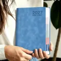 Agenda 2027 A5 en anglais en cuir bleu avec onglets d'indexation colorés mensuels, chic - Bleu