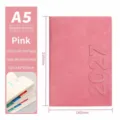 Cuaderno agenda A5 rosa 2027 con 160 hojas de papel de 80g de alta calidad. - Versión en Inglés Estilo 3D 2027 / Rosa