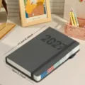 Agenda anglais 2027 A5 avec couverture grise à rayures verticales et sangle élastique - A5 Version Anglaise 2027 / Gris