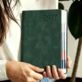 Carnet de notes agenda 2027 A5 vert foncé avec onglets d'indexation colorés - Vert Foncé