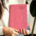 Agenda 2027 A5 rose avec onglets colorés et couverture en similicuir embossé - Rose