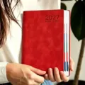 Agenda 2027 A5 en anglais rouge pour une planification et un suivi quotidiens - Rouge