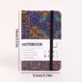Vista detallada del cuaderno de corcho con patrón geométrico retro y banda elástica. - Patrón de Cuadrícula