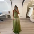 Άποψη ενός κομψού σετ με πράσινο ντεγκραντέ halter top και μάξι φούστα για γυναίκες - S / Πάνω και Κάτω / Πράσινο