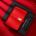 Elegante set regalo quaderno A5 rosso con fibbia stellata, penna premium e ricarica - Set regalo / Rosso