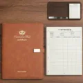 Eleganter A4 brauner VIP-Registrierungsordner aus Leder mit Nachfüllseiten für Kunden - 320 Seiten (Inklusive 1 Gelschreiber) / A4 Größe / Elegantes Braun