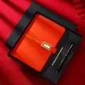 Elegante set regalo taccuino A5 in pelle PU arancione con motivo stellato, penna e ricarica - Set regalo / Arancione