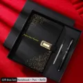 Set regalo taccuino business A5 nero premium con motivo cielo stellato, penna e ricarica - Set regalo / Nero