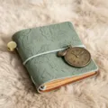 Mini carnet de voyage rétro avec couverture en cuir gaufré vert et charmante breloque montre. - Vert menthe