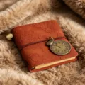 Mini carnet de voyage vintage gaufré avec bande élastique et pendentif horloge pour journal. - Brun Caramel