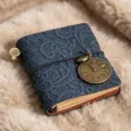 Mini carnet vintage en dentelle bleue avec pendentif horloge rétro et sangle élastique. - Carnet motif dentelle en bleu marine