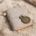 Mini carnet de notes vintage en dentelle avec pendentif horloge, journal intime portable. - Carnet motif dentelle en blanc cassé