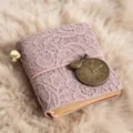 Mini carnet de voyage vintage avec couverture en dentelle rose et un pendentif horloge. - Carnet motif dentelle en rose bonbon
