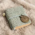 Mini carnet de voyage vintage, couverture en dentelle vert clair avec bracelet et pendule. - Motif dentelle - Vert menthe