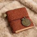 Mini carnet de notes vintage avec couverture en dentelle et pendentif horloge portable. - Motif dentelle - Brun caramel