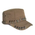 Braune Militär-Flachkappe mit silbernen Totenkopf-Nieten und strukturiertem Stoff. - 56-58cm / Totenkopf Nieten Stil / Stil 2 Khakigrün