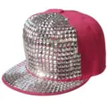 Cappellino da baseball hip hop rosa acceso con borchie argentate quadrate e visiera piatta - Regolabile 55-60cm / Stile con borchie quadrate argento / Rosso rosa