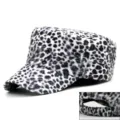 Casquette militaire d'hiver en fausse fourrure à imprimé léopard noir et blanc uni - Réglable Convient 56-59cm / Petit Léopard Blanc