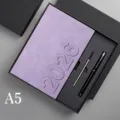 Set de caja de regalo de agenda 2026 en cuero violeta A5 con bolígrafo negro prémium - Juego de Caja de Regalo Estilo 3D 2027 (Incluye Bolígrafo/Caja/Bolsa) / Púrpura