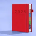 Agenda rossa A5 2026 premium con copertina a righe e indice laterale colorato - Versione cinese / A5 / Rosso Capodanno