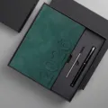 Set de regalo de cuaderno A5 y bolígrafo con portada texturizada verde oscuro 2026 - Juego de Caja de Regalo Versión 3D 2027 (Incluye Bolígrafo/Recambio/Caja/Bolsa) / Verde Oscuro
