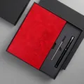 Elegante set de regalo de libreta A5 2026 roja con bolígrafo en caja negra de lujo - Juego de Caja de Regalo Versión 3D 2027 (Incluye Bolígrafo/Recambio/Caja/Bolsa) / Rojo
