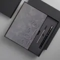 Set de regalo de agenda A5 2026 de cuero gris que incluye un bolígrafo de metal y caja - Juego de Caja de Regalo Versión 3D 2027 (Incluye Bolígrafo/Recambio/Caja/Bolsa) / Gris