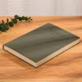 A4 Notizbuch aus weichem Leder in Dunkelgrün mit linierten Seiten, 215x288 mm Format. - A4 Größe / 215x288mm / Grün