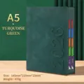 Agenda A5 2026 verde pino con pestañas mensuales para la gestión del tiempo diario - Versión 3D 2027 (Edición China) / Verde Oscuro