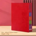 Agenda A5 rojo arce 2026 con pestañas mensuales de colores en un escritorio madera - Versión 3D 2027 (Edición China) / Rojo