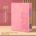 Agenda diaria 2027 A5 rosa flor de cerezo con pestañas de índice mensual - Versión 3D 2027 (Edición China) / Rosa