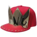 Casquette hip-hop rouge à bord plat avec couronne dorée métallique et rivets décoratifs - 56-60cm / Rouge