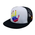Casquette trucker à visière plate avec broderie main colorée et filet respirant - Réglable (56-60cm) / Paume Brodée - Maille Noire et Blanche