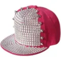 Berretto hip-hop rosa con borchie quadrate argentate e punte su visiera piatta - Regolabile 55-60cm / Stile con borchie a punta e quadrate / Rosso rosa