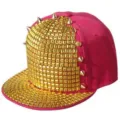 Cappellino snapback hip hop rosa decorato con borchie quadrate e coniche dorate - Regolabile 55-60cm / Base rosa fucsia con borchie quadrate dorate e punte