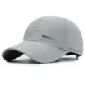 Cappello da baseball sportivo grigio ad asciugatura rapida con rete traspirante e testo - Regolabile (56-59cm) / Stile con Bordo Sportivo / Grigio chiaro